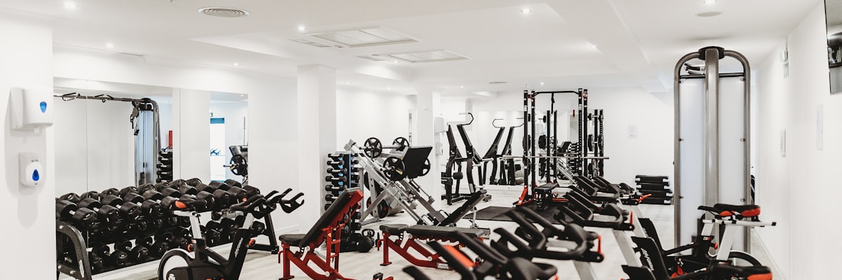 彩神vll官网LIVE频道直播画面截图，展示一位健身教练在专业直播间进行实时动作教学