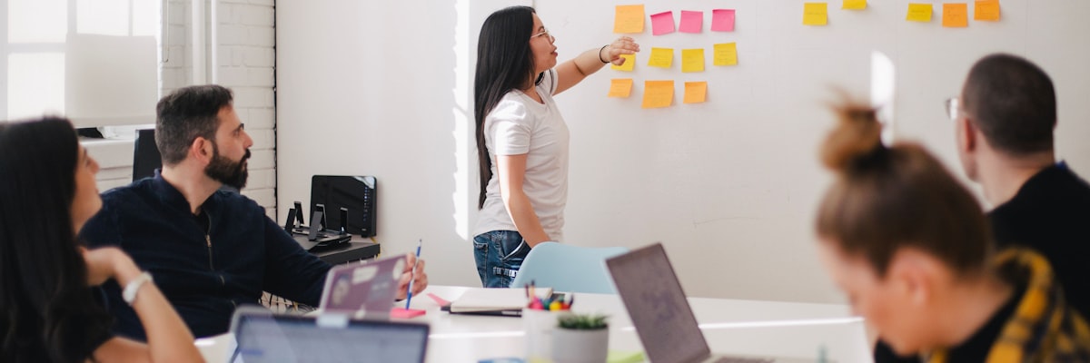 彩神vll官网团队合影与办公环境展示图，体现专业、协作与科技感的团队风貌